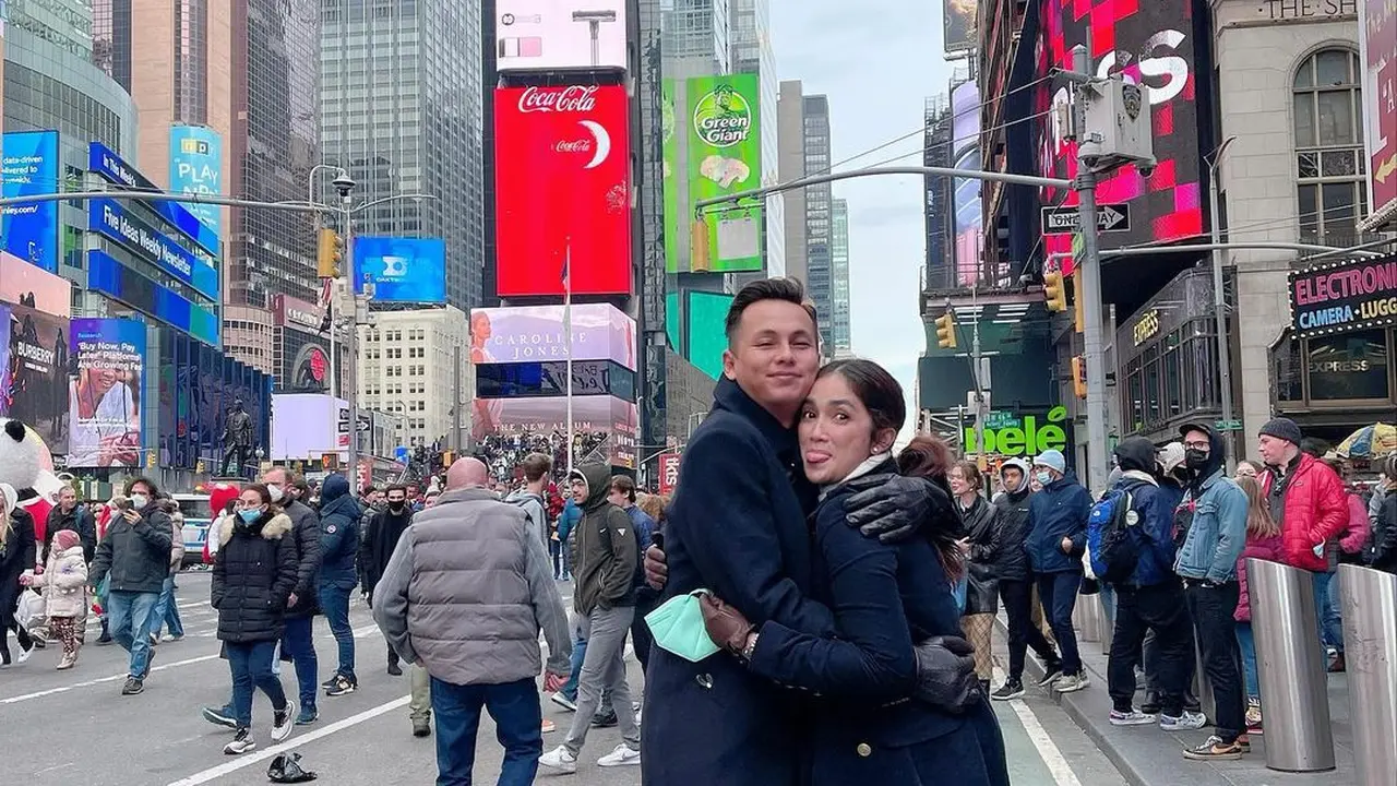 Tanpa Anak-Anak, Ini 6 Momen Ussy Sulistiawaty dan Andhika Pratama Liburan di Amerika