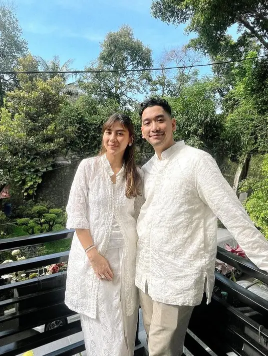 Adinda Thomas merayakan lebaran kini bersama suami. Keduanya tampil dengan baju putih, Adinda mengenakan atasan lace serasi dengan bawahannya. [@adindathomas]