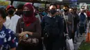 Antrean calon penumpang KRL Commuterline di area pedestrian Stasiun Terpadu Tanah Abang, Jakarta, Kamis (27/8/2020). Guna menekan penyebaran Covid-19, aparat terkait terus menghimbau pentingnya menaati protokol kesehatan. (Liputan6.com/Helmi Fithriansyah)