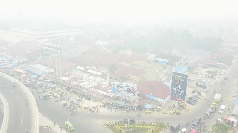 Suasana Pekanbaru di pagi hari yang selalu di selimuti kabut asap tebal hasil kebakaran lahan.