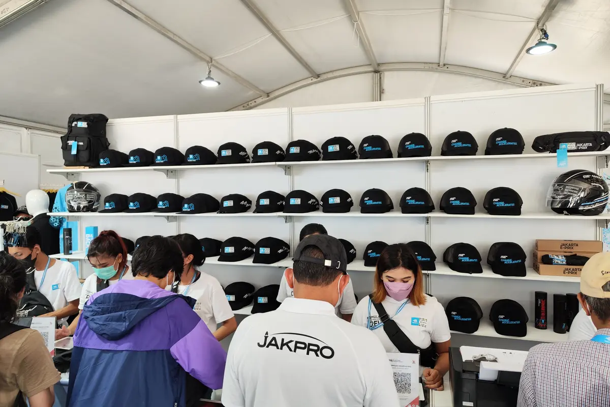 Merchandise Formula E diburu Penonton