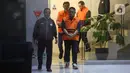Ketiga tersangka tersebut adalah Hendrik Permana, ketua Tim Kerja Sarana Prasarana Alat Labkesmas Kemenkes; Aswin Griksa Fitranto, Direktur Utama PT Griksa Cipta; dan Yasin, pegawai Bappenda Provinsi Sulawesi Tenggara yang dikenal sebagai orang kepercayaan Bupati Koltim Abdul Azis. Tampak dalam foto, tiga tersangka baru terkait kasus dugaan tindak pidana korupsi pembangunan Rumah Sakit Umum Daerah (RSUD) Kolaka Timur (Koltim) di antaranya Yasin, pegawai Bappenda Provinsi Sulawesi Tenggara yang dikenal sebagai orang kepercayaan Bupati Koltim Abdul Azis; Aswin Griksa Fitranto, Direktur Utama PT Griksa Cipta; dan Hendrik Permana, ketua Tim Kerja Sarana Prasarana Alat Labkesmas Kemenkes (dari depan ke belakang) berjalan menuju ruang rilis penahanan di gedung Merah Putih Komisi Pemberantasan Korupsi (KPK), Jakarta, Senin (24/11/2025). (Liputan6.com/Helmi Fithriansyah)