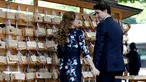  Perdana Menteri Kanada Justin Trudeau bersama istrinya Sophie Gregoire Trudeau saling pegangan tangan saat mereka mengantungkan 'Ema' atau sebuah harapan yang mereka tulis di sebuah kayu di Kuil Meiji di Tokyo, Jepang (24/5).  (REUTERS/Issei Kato)