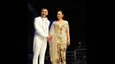 Kemesraan pasangan Anjasmara dan Dian Nitami saat memperagakan kebaya rancangan Anne Avantie, Jakarta, (3/9/14). (Liputan6.com/Panji Diksana)