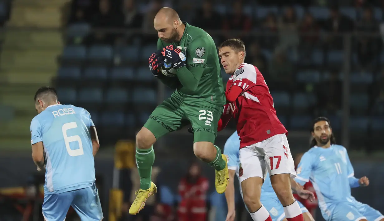 Gol Rasmus Hojlund sempat dibalas Alessandro Golinucci, hingga gol Yussuf Poulsen memenangkan Denmark di 20 menit terakhir waktu normal. (AP Photo/Felice Calabro)