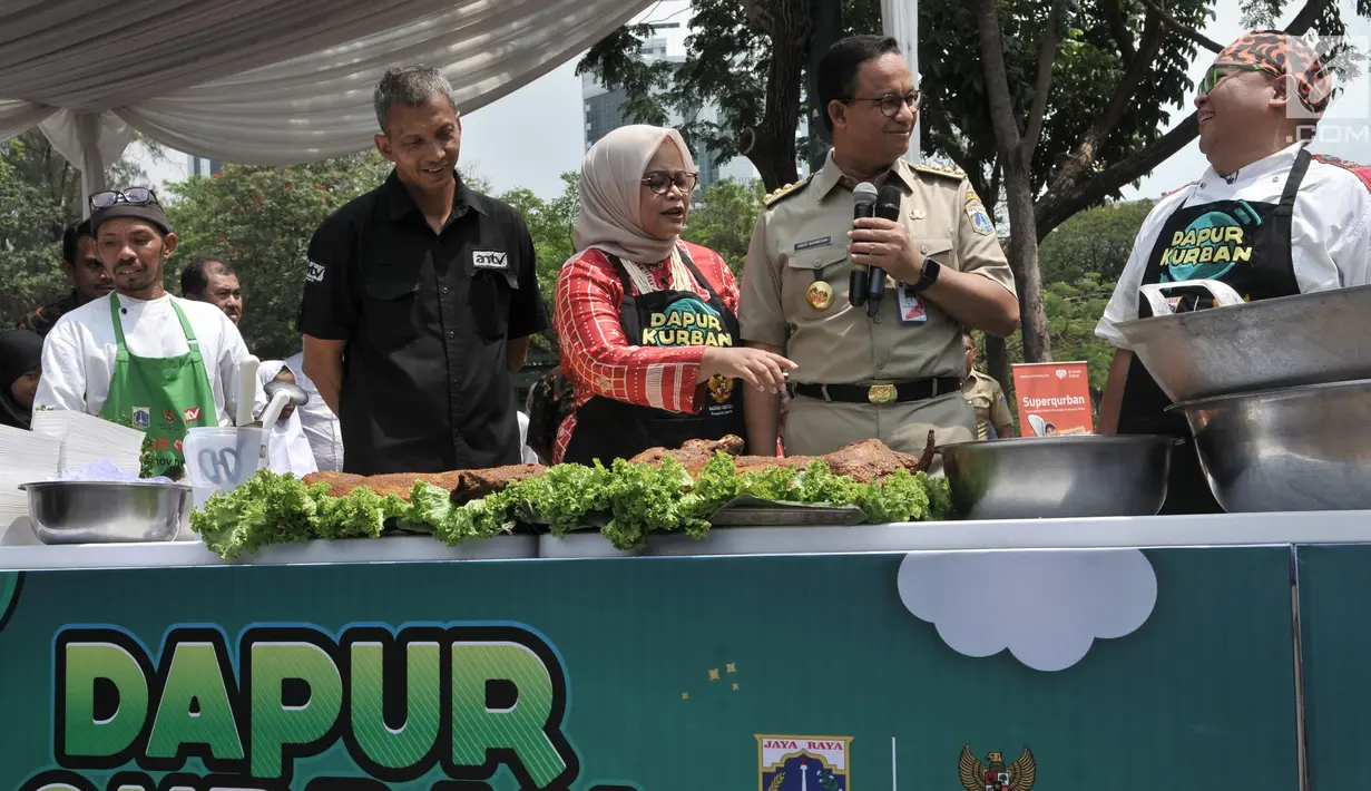 Gubernur DKI Jakarta Anies Baswedan didampingi istri Fery Farhati meninjau menu olahan daging kurban di Monas, Jakarta, Senin (12/8/2019). Sebanyak 5.000 boks makanan dari daging kurban dibagikan Pemprov DKI kepada warga Jakarta menengah ke bawah. (merdeka.com/Iqbal S. Nugroho)