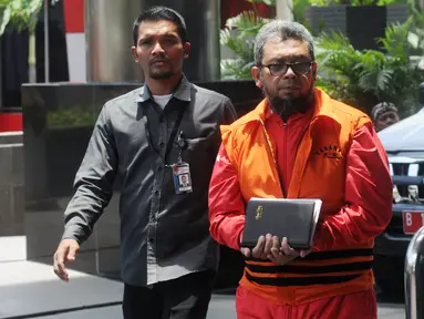 Mantan Anggota DPRD Sumut, Ferry Suando Tanuray Kaban (kanan) tiba di Gedung KPK, Jakarta, Senin (4/3). Ferry diperiksa sebagai tersangka dugaan suap LPJ APBD 2012 dan pengesahan perubahan APBD 2013, 2014 dan 2015. (Merdeka.com/Dwi Narwoko)