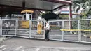 Petugas keamanan berjaga di pintu masuk saat penutupan Plaza Kenari Mas, Jakarta, Rabu (7/7/2021). Satgas COVID-19 DKI Jakarta menutup Plaza Kenari Mas setelah melanggar aturan dengan tetap beroperasi pada masa PPKM Darurat sehingga memicu kerumunan. (merdeka.com/Iqbal S. Nugroho)