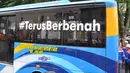 Sebuah bus usai mengisi Bahan Bakar Gas (BBG) saat  launching "Program Konventer Gas BRT Trans Semarang" di Pelataran Parkir Patra Jasa Semarang, Rabu (9/1). Sejumlah bus mulai beralih menggunakan BBG pada bus sedang (medium) . (Liputan6.com/Gholib)