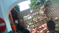 Petugas mengecek atap bangunan Gedung Pendopo Lama Gubernur Banten yang tiba-tiba ambruk. (Liputan6.com/Yandhi Deslatama)