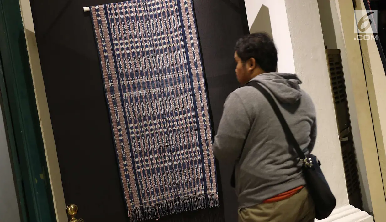 Pengunjung melihat kain tradisional Indonesia di pameran bertajuk Encounters with Bali: A collector’s journey di Museum Tekstil, Jakarta, Rabu (11/7). Pameran ini berlangsung pada 11 Juli hingga 5 Agustus 2018. (Liputan6.com/Immanuel Antonius)