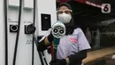 Petugas menunjukkan mesin Stasiun SPKLU di SPBU Pertamina Fatmawati, Jakarta, Minggu (13/12/2020). PT Pertamina (Persero) telah melakukan softlaunching SPKLU komersial di Jakarta. (Liputan6.com/Herman Zakharia)