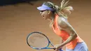 Ekspresi Maria Sharapova usai mengalahkan Roberta Vinci dalam pertandingan putaran pertama Grand Prix WTA di Stuttgart, Jerman (26/4). Sharapova berhasil menang pada pertandingan pertamanya setelah terbebas dari hukuman. (AFP Photo/Thomas Kienzle)