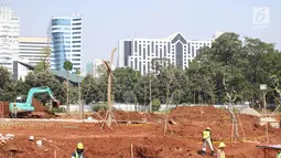 Pekerja merenovasi bekas lapangan golf Driving Range di Kompleks GBK, Jakarta, Jumat (11/5). Lapangan tersebut akan bersinergi dengan transportasi massal di kawasan Sudirman dan menjadi fasilitas pendukung Asian Games 2018. (Liputan6.com/Angga Yuniar)