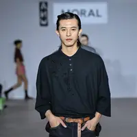 Model lelaki yang tampil elegan mengenakan koleksi busana MORAL / Episode di Fashion KODE 2025, Gangnam, Seoul. (Foto dok : Studio MORAL).
