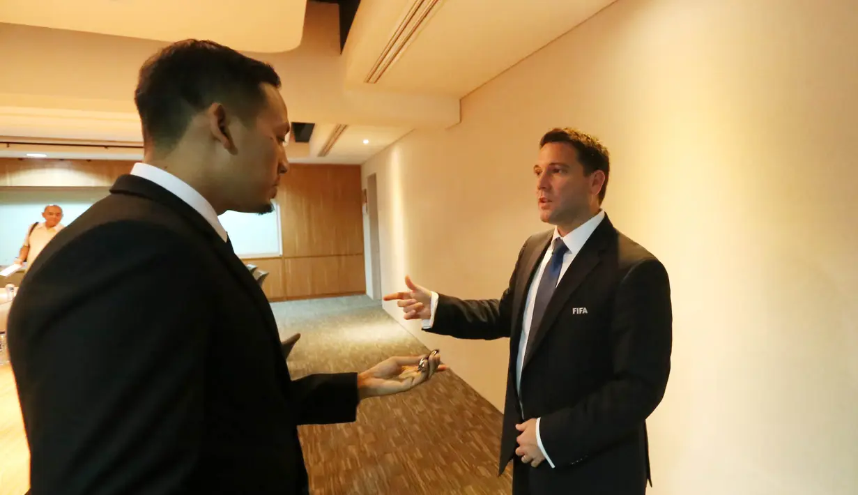 Delegasi FIFA-AFC James Johanson (kanan) berbincang dengan Sekjen PSSI Azwan Karim  di Kantor PSSI, Senayan, Jakarta, Senin (2/11/2015). (Bola.com / Nicklas Hanoatubun)