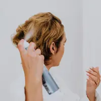 Hair spray digunakan untuk menahan posisi rambut dan membuatnya lebih bervolume. (Foto: Pexels/Karolina Kaboompics)