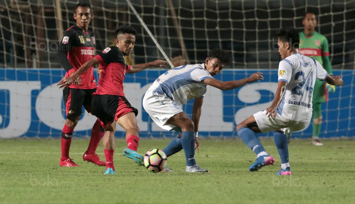 Pemain PS Mojokerto, Finky Pasamba (2kiri) berusaha melewati adangan dua pemain PSIS Semarang pada laga 8 besar  grup Y Liga 2 Indonesia di Stadion GBLA, Bandung, Sabtu (18/11/2017). PSIS Semarang menang 3-0. (Bola.com/Nicklas Hanoatubun)