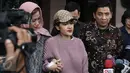 Julia Perez saat ditanya wartawan usai mendatangi Polres Metro Jakarta Selatan, Kamis (2/2). Julia Perez mendatangi Polres Jakarta Selatan untuk memberi dukungan ke asistennya Lucky untuk cari kebenaran. (Liputan6.com/Herman Zakharia)