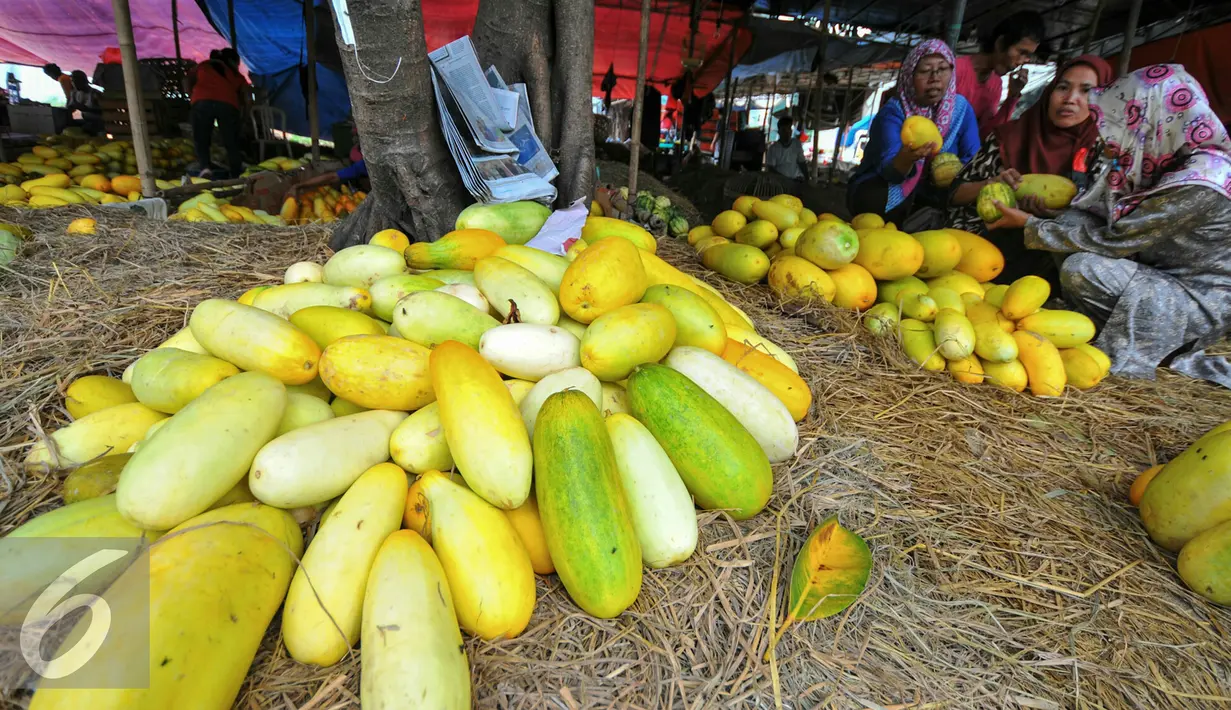 Sejumlah pembeli memilih timun suri di Pasar Kramat Jati, Jakarta, Selasa (14/6/2016). Selama bulan Ramadhan harga timun suri relatif naik dengan kisaran harga Rp6000-8000 ribu/kg. (Liputan6.com/Yoppy Renato)