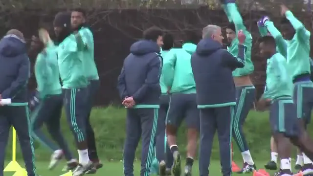 Jose Mourinho tampak masih sanggup bersenda gurau dan tertawa di sela-sela latihan Chelsea jelang laga melawan FC Porto di Liga Champions, Kamis dinihari (10/12/2015).