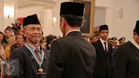 Presiden Jokowi (kanan) memberikan tanda kehormatan Bintang Budaya Paramadharma kepada sastrawan dan budayawan, Goenawan Mohamad di Istana Negara, Jakarta, Kamis (13/8).  (Liputan6.com/Faizal Fanani)