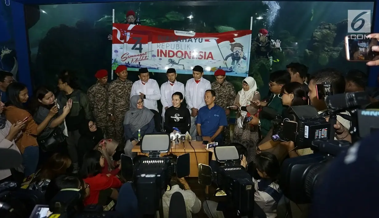 Aaliyah Massaid memberikan keterangan pers usai menjalani latihan menjadi Pasukan Pengibar Bendera (Paskibra) Jelang HUT ke-74 RI di Aquarium Sea World, Ancol, Jakarta (11/8/2019). (Fimela.com/Bambang E. Ros)