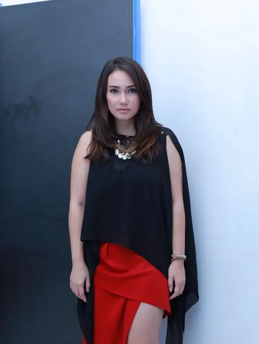 Saat di temui di studio Detik Square, Jalan Pierre Tendean, Mampang, Jakarta Selatan, Senin (11/1), Feby Febiola mengatakan tidak bikin acara besar-besaran. (Galih W Satria/Bintang.com)