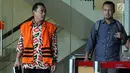 Bupati Purbalingga nonaktif Tasdi usai menandatangani berkas pelimpahan surat P21 di gedung KPK, Jakarta, Kamis (27/9). Tasdi segera menjalani persidangan dugaan menerima suap proyek infrastruktur di Kab Purbalingga, Jateng. (Merdeka.com/Dwi Narwoko)