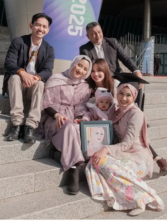 Sementara itu, kakak keduanya, Biadonut tampil mengenakan dress satin ungu dipadukan outer lace dan inner manset hitam. Ia memilih mengenakan kerudung pashmina bergaya meleyot.[@xavieraaputri]