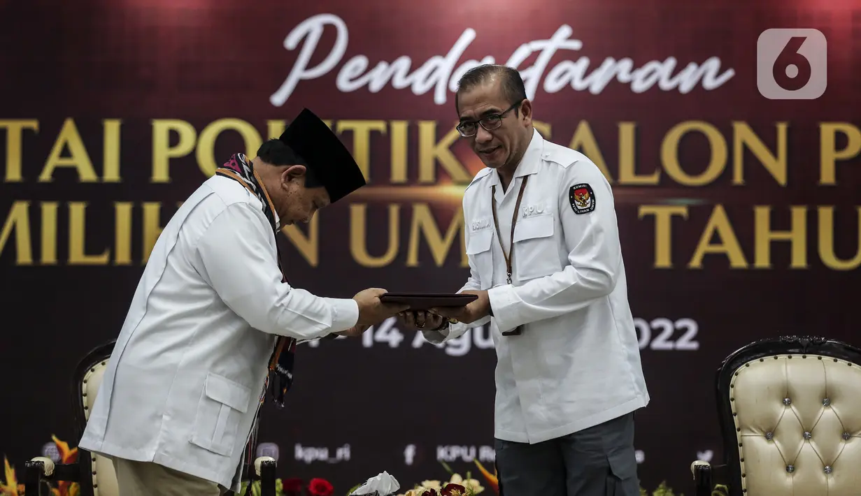 Ketua Umum Partai Gerindra Prabowo Subianto (kiri) saat mendaftarkan partai politiknya sebagai calon peserta Pemilu 2024 di Kantor KPU, Jakarta, Senin (8/8/2022). Pada hari kedelapan ini, KPU menerima pendaftaran empat partai politik di antaranya Partai Republiku Indonesia, Partai Hati Nurani Rakyat (Hanura), Partai Gerindra, dan Partai Kebangkitan Bangsa (PKB). (Liputan6.com/Johan Tallo)
