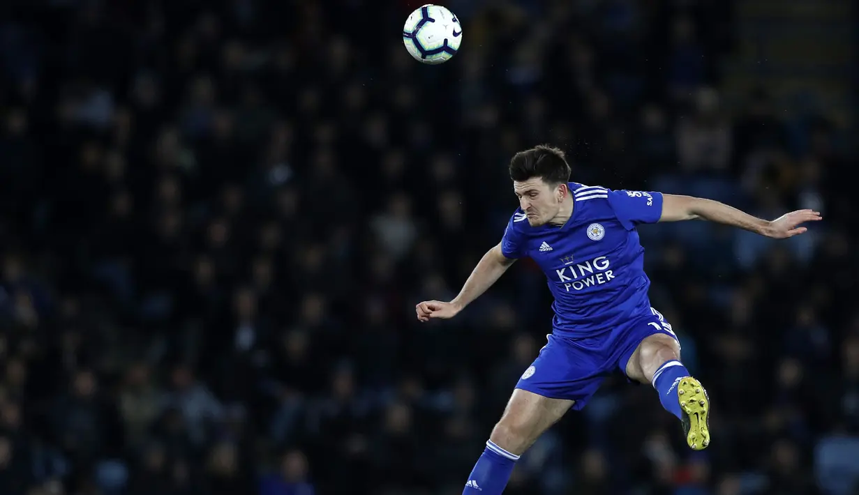 Bek Leicester City, Harry Maguire menyundul bola saat bertanding melawan Newcastle United pada pertandingan Liga Inggris di King Power Stadium pada 12 April 2019. Manchester United (MU) resmi merekrut Harry Maguire dari Leicester City, Senin (5/8/2019). (AFP Photo/Adrian Dennis)