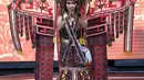 Finalis Putri Indonesia dari Lampung, Feriska Anggrelita mengenakan busana daerahnya saat unjuk kesenian dan bakat, Jakarta, Senin (27/3). 38 finalis ini nantinya akan berkompetisi menjadi sang Putri Indonesia 2017. (Liputan6.com/Johan Tallo)