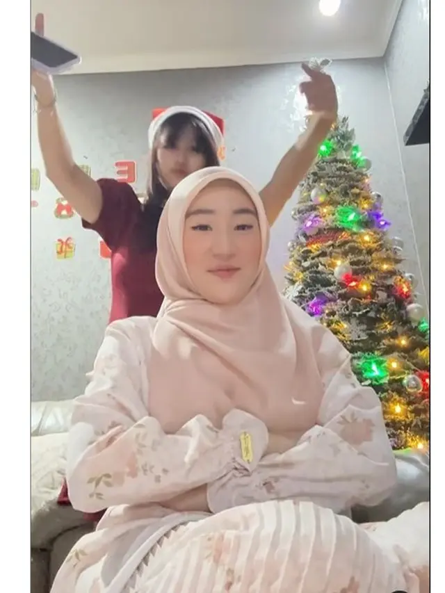 6 Potret Larissa Chou dan Sang Adik yang Rayakan Natal, Saling Menghormati