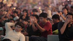 Sejumlah pendukung Timnas Indonesia U-17 memeriahkan acara nonton bareng Piala Dunia U-17 2023 di Avenue of The Stars Lippo Mall Kemang, Jakarta, Jumat (10/11/2023). (Bola.com/Adine Wirya)