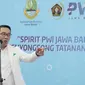 Gubernur Jawa Barat Ridwan Kamil saat melantik pengurus Persatuan Wartawan Indonesia (PWI) Jabar masa bakti 2021-2026 di Gedung Sate, Kota Bandung, Selasa (26/10/2021). (Foto: /Biro Adpim Jabar)