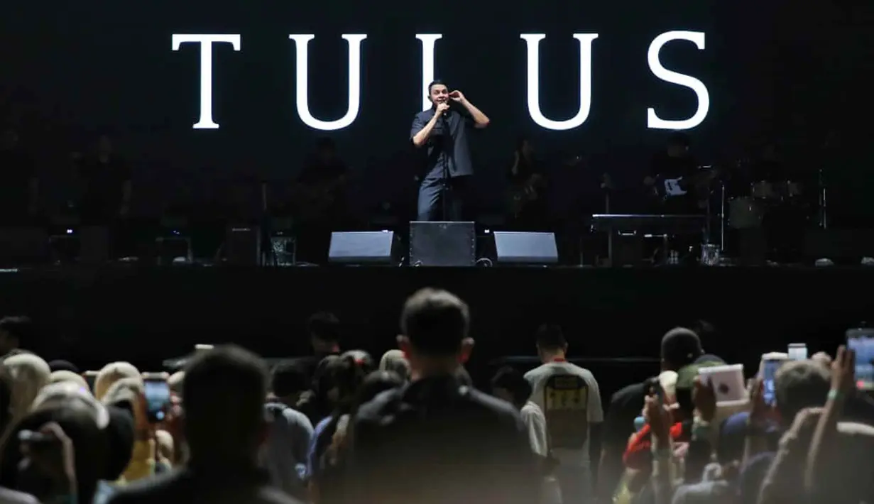 Penyanyi, Tulus saat tampil pada hari kedua gelaran KapanLagi Buka Bareng (KLBB) Festival 2026 di Stadion Madya, Kompleks Gelora Bung Karno, Senayan, Jakarta, Minggu 1 Maret 2026. Kemeriahan hari kedua KapanLagi Buka Bareng (KLBB) Festival 2026 semakin memuncak saat Tulus naik ke atas panggung. (Fimela.com/Adrian Putra)