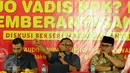Komisioner KPK non-aktif Bambang Widjojanto (tengah) saat menjadi pembicara pada diskusi Quo Vadis KPK? Masa Depan Pemberantasan Korupsi di Jakarta, Senin (14/12/2015). Bambang hadir bersama Busyro Muqqodas. (Liputan6.com/Helmi Fithriansyah)