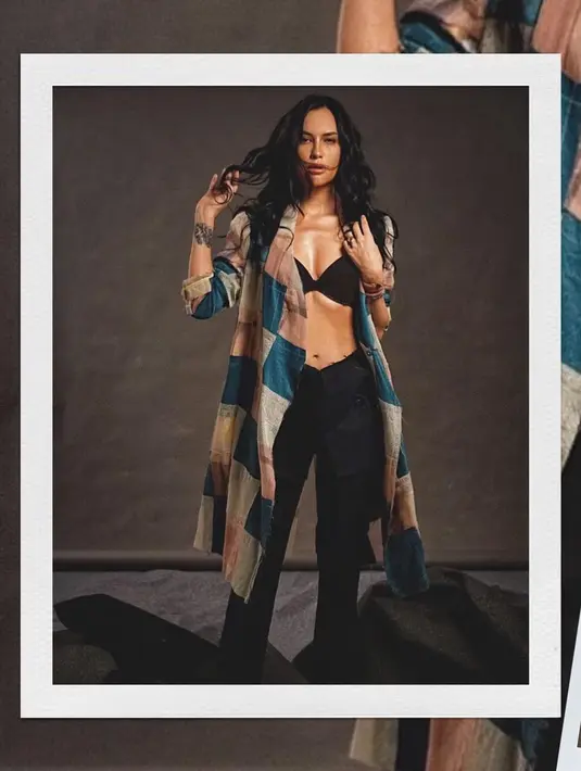 Dengan gaya yang lebih santai, Sophia Latjuba kenakan unbuttoned flannel shirt dan jeans [@sophia_latjuba88]