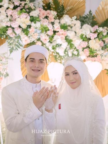 [Fimela] Potret Pernikahan Alvin Faiz dan Henny Rahman