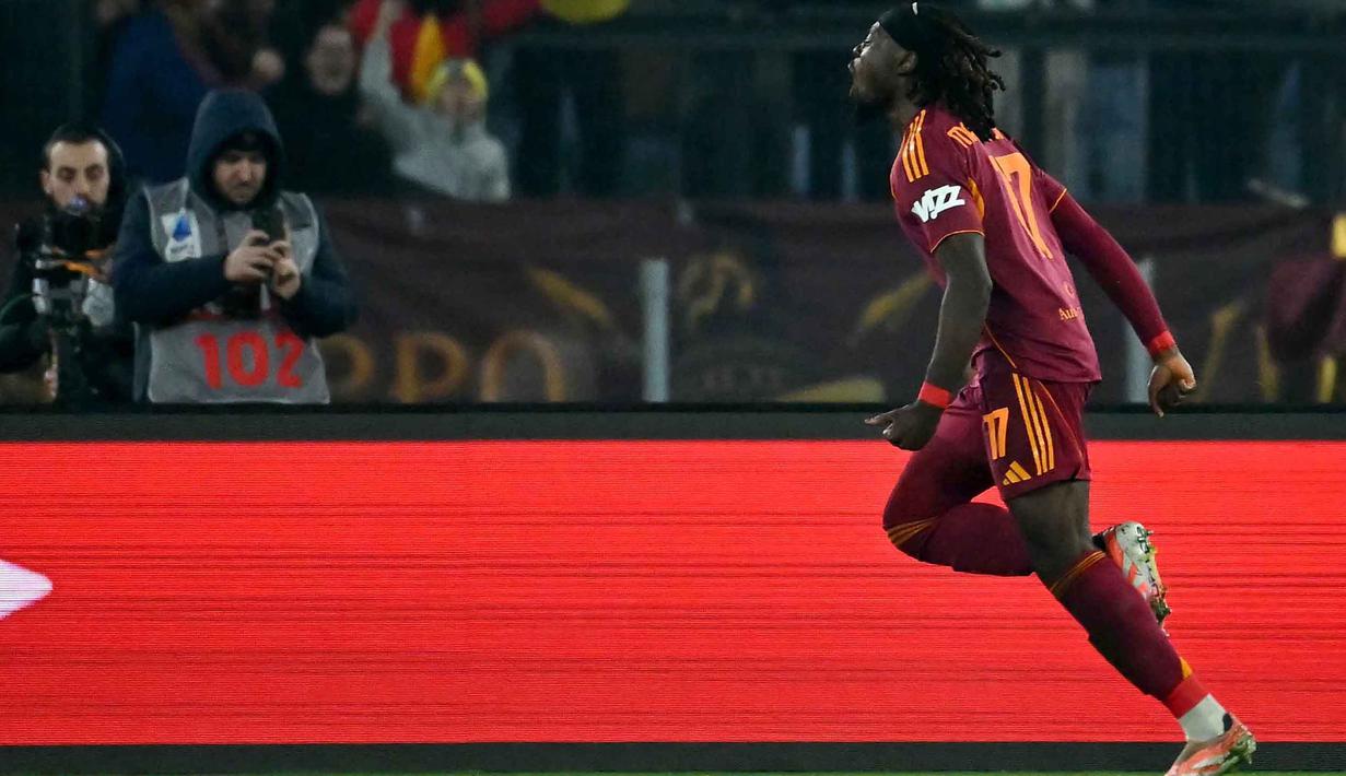 Lima menit berselang, AS Roma menggandakan keunggulan lewat gol yang dicetak Manu Kone. Tampak dalam foto, gelandang AS Roma asal Prancis, Manu Kone merayakan golnya selama pertandingan sepak bola Serie A Italia melawan Genoa di Stadio Olimpico pada Senin 29 Desember 2025 waktu setempat atau Selasa (30/12/2025) dini hari WIB. (Filippo MONTEFORTE/AFP)