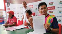 Koordinator klub internal Persis Solo, Agus Suparno (kanan) menunjukkan surat somasi kepada pengelola klub Persis Solo di hadapan awak media (3/10/2019). (Bola.com/Vincentius Atmaja)