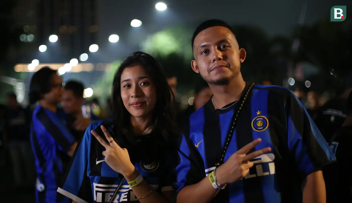Pasangan yang merupakan fans Inter Milan berpose saat acara nonton bareng partai puncak Liga Champions antara Manchester City melawan Inter Milan yang diselenggarakan oleh Inter Club Indonesia (ICI) di Tenis Indoor Senayan, Jakarta, Sabtu (10/6/2023). (Bola.com/Bagaskara Lazuardi)
