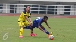 Gelandang Jawa Barat, Gian Zola (kanan) terjatuh saat berebut bola dengan pemain Jawa Tengah di laga perdana sepakbola Grup A PON XIX Jabar di Stadion Pakansari, Bogor, Rabu (14/6). Jawa Barat unggul 2-1 atas Jawa Tengah. (Liputan6.com/Helmi Fithriansyah)