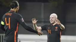 Gol semata wayang Belanda kali ini datang dari aksi Davy Klaassen di menit ke-19. (AP/Roman Koksarov)