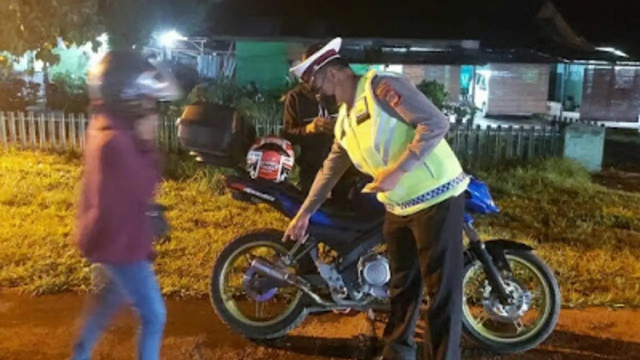 Kegiatan operasi dilaksanakan secara hunting atau mobile, dipimpin oleh Kasat Lantas Polres Bitung AKP Awaludin Puhi.