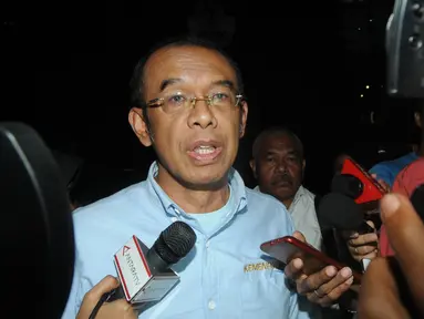 Sekretaris Menpora Gatot Sulistiantoro Dewa Broto diwawancari wartawan usai menjalani pemeriksaan di Gedung KPK, Jakarta, Selasa (24/09/2019). Gatot Sulistiantoro diperiksa sebagai saksi untuk tersangka Miftahul Ulum Asisten Pribadi Menpora Imam Nahrawi. (merdeka.com/Dwi Narwoko)