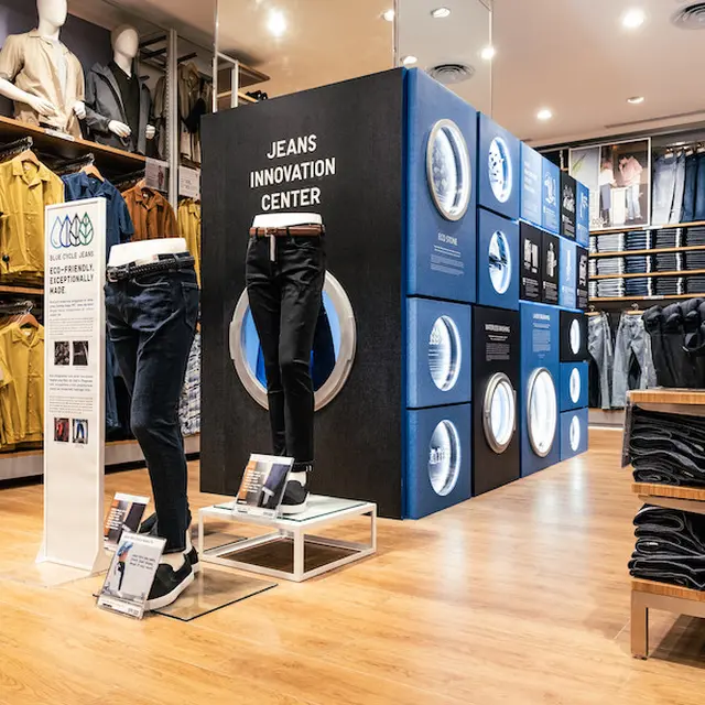 Melihat Proses Pembuatan Pakaian Berkualitas dari Instalasi Seni dan Teknologi UNIQLO