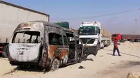 Kendaraan yang terbakar akibat  serangan bom yang diklaim ISIS di Karbala, Irak pada 20 September 2019 (Hadi Mizban / AP PHOTO)