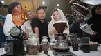 Pemerintah menggelar minum kopi gratis di Gedung Kementerian Perindustrian, Jakarta, Kamis (1/10/2015). Acara bagi-bagi kopi gratis ini dalam rangka Pencanangan Hari Kopi Internasional yang jatuh pada tanggal 1 Oktober. (Liputan6.com/Angga Yuniar)
